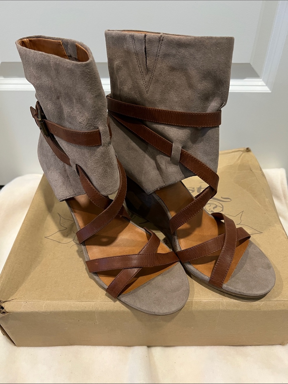 Nine West Nwyardenia Taupe Suede and Brown Leather Strappy Sandals Size 9 NIB